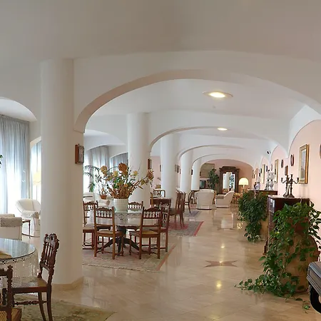 Rufolo Hotell 4*